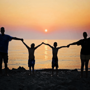 Ervaar de kracht van een familieopstelling in een groep. Ontdek patronen, loyaliteiten en dynamieken via representanten in een veilige setting.