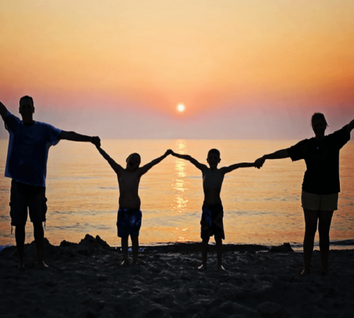 Ervaar de kracht van een familieopstelling in een groep. Ontdek patronen, loyaliteiten en dynamieken via representanten in een veilige setting.