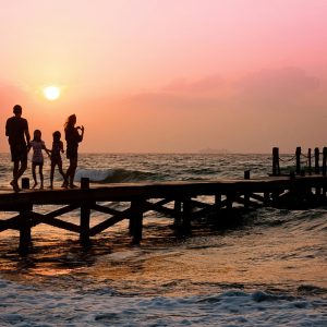 Ontdek wat een familieopstelling is en hoe systemisch werk helpt bij terugkerende patronen, innerlijke onrust en oude familiedynamieken.