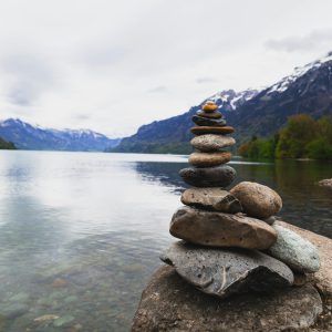 Altijd maar sterk moeten zijn put je uit. Ontdek waarom je zo blijft doorgaan en hoe je ruimte maakt om niet alles alleen te dragen.