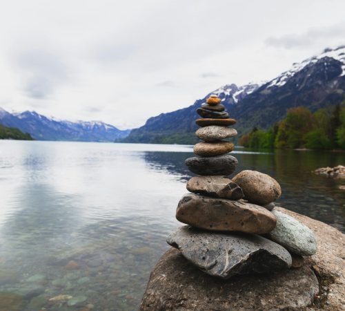 Altijd maar sterk moeten zijn put je uit. Ontdek waarom je zo blijft doorgaan en hoe je ruimte maakt om niet alles alleen te dragen.